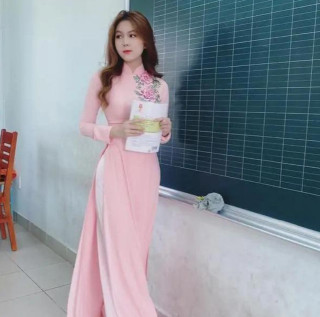 24歲女老師“課堂照”走紅，身材迷人，堅持健身讓她越來越年輕