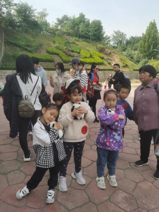 在旅遊景點你會選擇無條件給孩子買玩具嗎