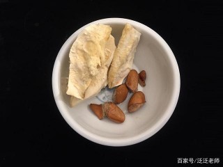 別再說1只榴蓮3只雞了，吃法不對3個榴蓮1只雞也不如，榴蓮殼燉雞