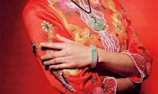 旗袍、龍鳳褂、西式婚紗，搭配翡翠哪個更養眼？