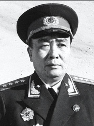 譚政發現劉亞樓的名字在自己前面，沉思過後說：以後別寫我名字了