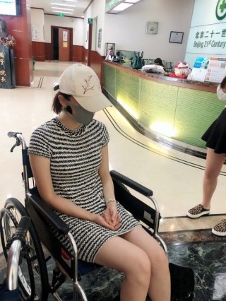 十八線女星吃減肥藥引發疾病，坐輪椅進醫院，網友：炒作