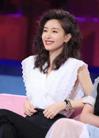 健身達人王子文，又成功穿出了170模特既視感，身材纖細引人關注