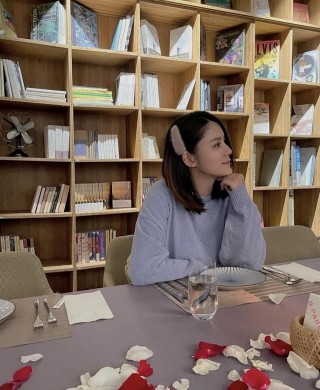 張馨月林峰一家三口同框，甜蜜過節其樂融融，意外曝光家居擺設