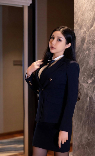 在眾多的西裝套裙中，藍黑色的套裙，成為了很多女性的首選