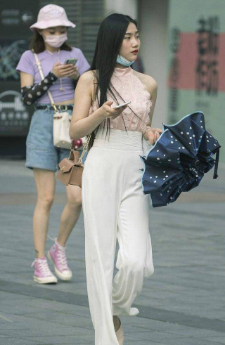 街拍：選擇一條白褲子，展現清新唯美的氣質