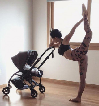 韓國辣媽一邊帶娃，一邊健身，凹凸有致的身材讓人羨慕