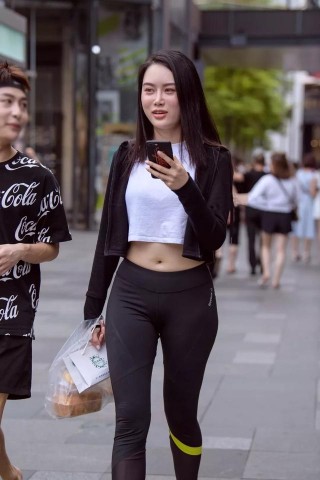 緊身健美褲展現骨感身材，減齡顯瘦又迷人