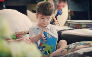 7歲男孩直播100個科學實驗上熱搜：從小懂科學的孩子，未來有多賺