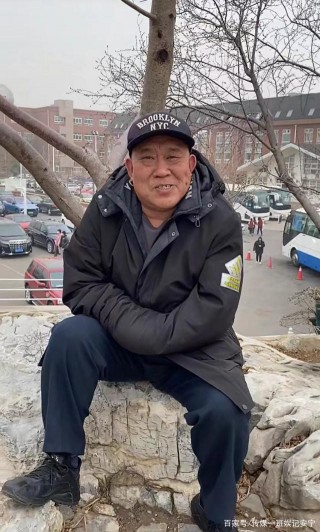 老戲骨杜旭東，寒風中等外孫放學太接地氣，漂亮女兒經曆兩次婚姻