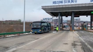 “降雪+結冰”！亞布力旅遊3000遊客受阻 高速交警警車帶引護送