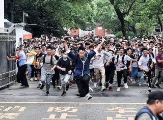 揭秘高考輔導報志願行業：最高要價10萬！狂收智商稅？
