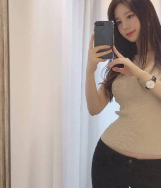 突顯魅力小蠻腰的緊身打底褲美女，身材傲人，真漂亮！