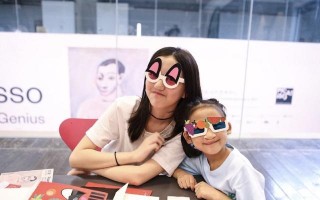 13歲美妝博主李嫣再曬自拍，穿寬鬆上衣戴大耳環，走熟女風