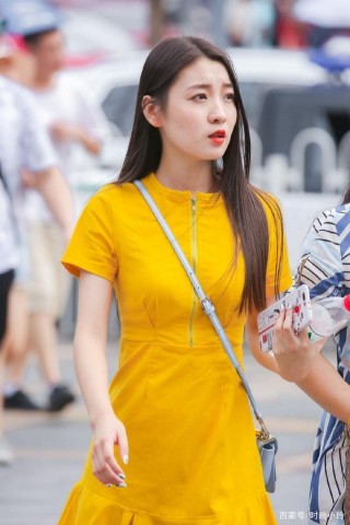 瘦小的女孩不能錯過的“緊身衣”，塑造圓潤的身材，甜美而時尚