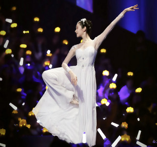女星和素人是不是真的不一樣啊？麥迪娜產後身材都比大部分女孩好