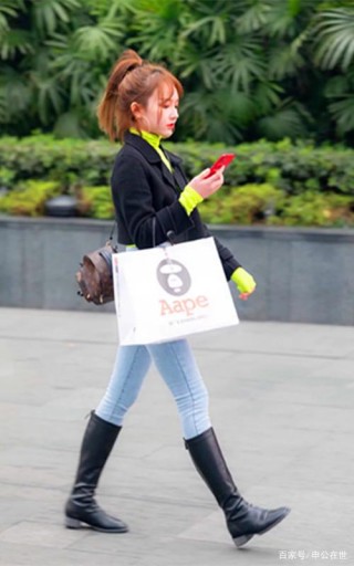 姑娘的長筒靴瘦腿又顯身材，讓氣質婷婷玉立，穿出時尚女人的味道