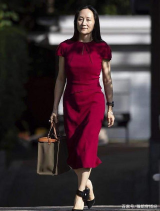 孟晚舟身處逆境仍時髦，一襲紅裙展現職場女強人的霸