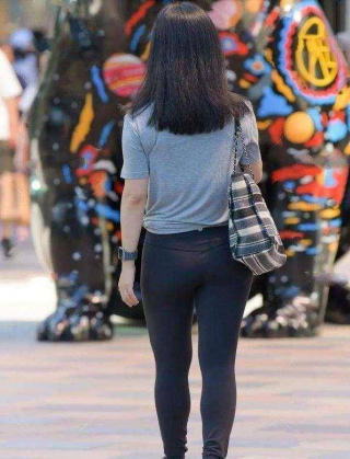 黑色時尚褲搭配時尚藍色上衣，考驗女生衣品，打造沉穩的職場擔當