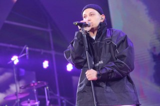 艾熱亮相英國Q雜誌中文版音樂頒獎盛典，獻唱霸屏金曲《烏雲中》