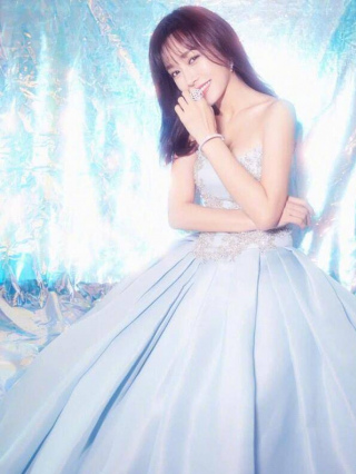 皇后秦嵐太美了，穿“雪花裙”顯氣質優雅，仿佛仙子下凡太美了