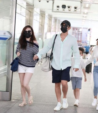 杜淳霍思燕現身機場，十指緊扣恩愛甜蜜，兒子只能跟