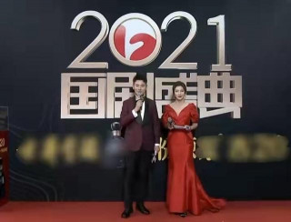 《國劇盛典》安徽台女主持紅毯驚豔，周群仙氣飄飄，餘聲秀好身材