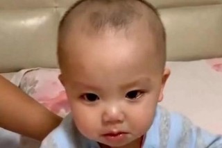 寶爸講故事哄孩子睡覺，兒子卻直掉眼淚，寶媽了解情況後捧腹大笑