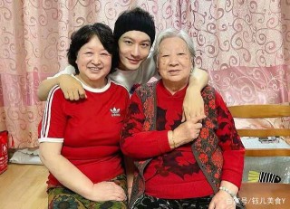 黃曉明曬美食，金燦燦的餃子真誘人，網友：比河南人吃面食還厲害