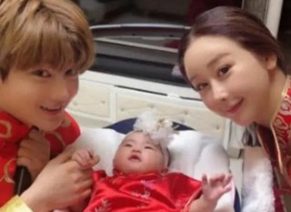 24歲小夥娶了42歲韓國女星，不在乎年齡漂亮就行，如今怎樣了
