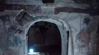 1993年，河北出土一座遼代古墓，擺著一桌宴席，就像是在等人來_張文藻_鐵鎖_木箱