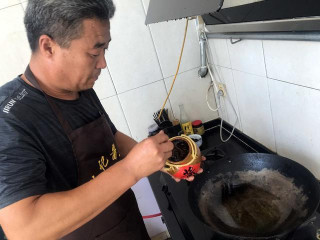 品嘗鄉村美食《黃醬燉土雞》才知道高手在民間 醬香好吃有多饞人