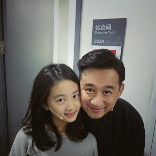 多多拿棉簽當話筒，黃磊調侃「天天盼著能上台的小女孩」！