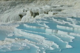 神殿有古蹟，階梯仿佛接入天際，這裡是滌盪心靈的旅遊之地
