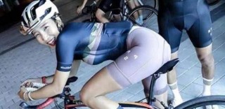 美女愛騎行，雖然大腿看起來粗壯，但是依舊難以掩蓋健美身材