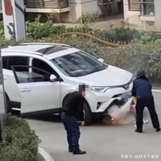 四川成都一小區一輛汽車點著蠟燭，引起汽車前頭起火