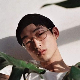剃光頭髮後的他，用壞痞的形象成了迷妹的最愛款！