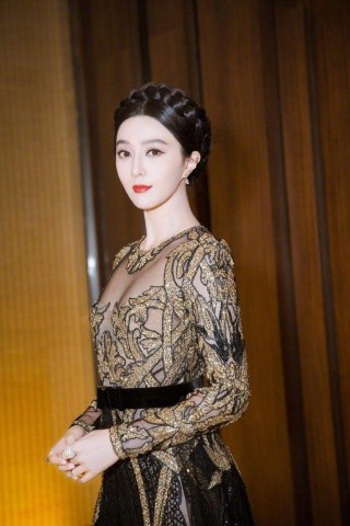 她是網紅整容的模仿對象，進軍美妝界博主，美得獨一無二！