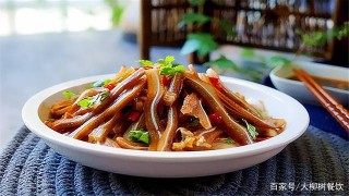 香味撲鼻的涼拌豬耳朵 做法非常簡單 邊拌邊吃停不下來