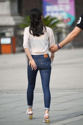 街拍美女：緊身牛仔褲更顯女人味