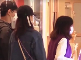 劉詩詩吳奇隆甜蜜合體逛美食店，兩人打扮普通，低調恩愛惹人羨慕