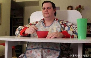 33歲男子每天穿尿布、喝奶，不如意便以死相脅，母親：他還是孩子
