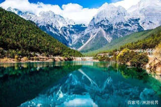 高山雪域風景的玉龍雪山，主峰常年冰雪覆蓋，四五月遊玩時間最佳