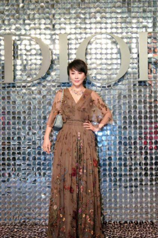 真佩服55歲劉嘉玲，穿薄紗連衣裙優雅溫柔，身段氣質不輸小姑娘