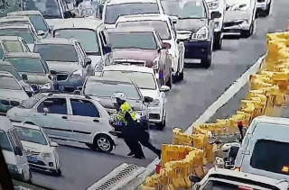臨沂一汽車故障停在路中 交警變身“推車哥”