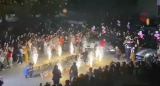 高校封校期間上演豪華求婚！校外團隊進校園引質疑，