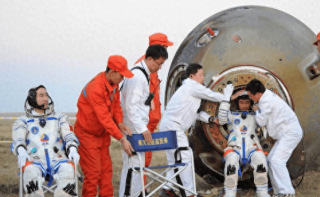 當宇宙飛船返回地球時，為什麼要不惜燃燒代價，高速穿過大氣層？