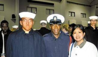 此人手持國籍，卻在美軍航母上工作八年，還坐上過艦長的位置_美國_鄭一鳴_名字