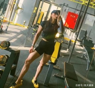 空姐健身之後，變身健美選手，網友：想坐她的航班