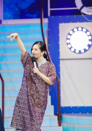 謝娜新造型錄製大本營被嘲老了十歲 何炅的表情說明了一切！